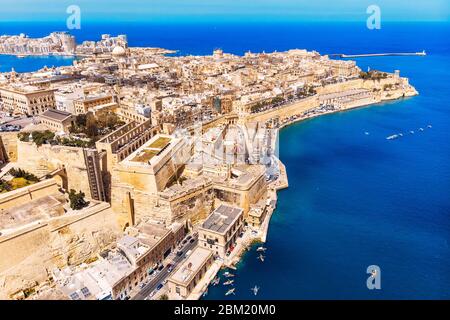 Valletta, capitale di Malta. Porto panoramico e mare blu. Vista dall'alto dell'antenna Foto Stock