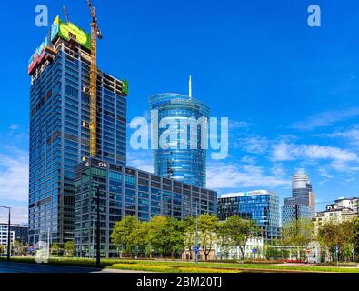 Varsavia, Mazovia / Polonia - 2020/05/02: Vista panoramica del distretto di Wola in forte espansione commerciale con cantiere di costruzione di generati Foto Stock