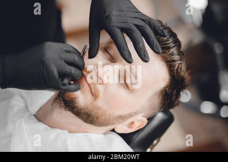 Barbershop. Parrucchieri barbiere capelli e barba con rasoio in salone Foto Stock