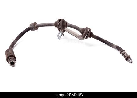 Primo piano del tubo flessibile del freno usato su sfondo isolato bianco in uno studio fotografico - manicotto ad alta pressione e due punte metalliche per il collegamento ai cilindri. R Foto Stock