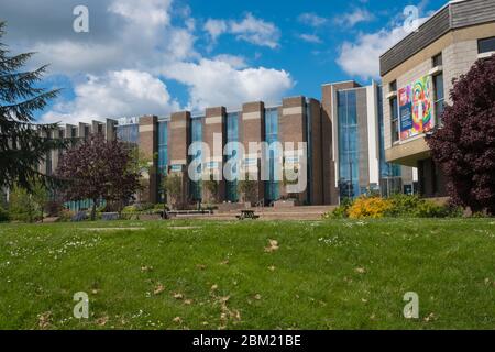 Un campus vuoto dell'Università del Kent, Canterbury, durante il blocco dei coronavirus Foto Stock