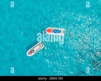 Gli sci d'acqua in affitto sono parcheggiati in blu laguna tropicale zaffiro, vista aerea dall'alto Foto Stock