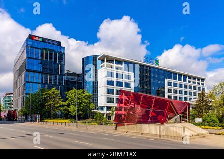 Varsavia, Mazovia / Polonia - 2020/05/02: Towarowa 25A sede della stazione della metropolitana Rondo Daszynskiego nel quartiere degli affari di Wola a Varsavia Foto Stock