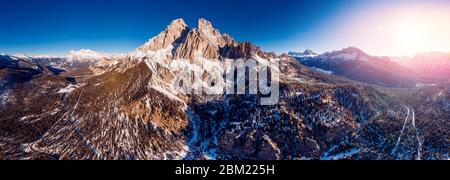 Foto panoramica Alba nelle Dolomiti Alto Adige, Italia. Vista dall'alto dell'antenna Foto Stock