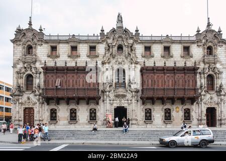 Lima, Perù; 25 2011 febbraio: Facciata principale del Palacio Arzobispal, situato nella Plaza de Armas Foto Stock