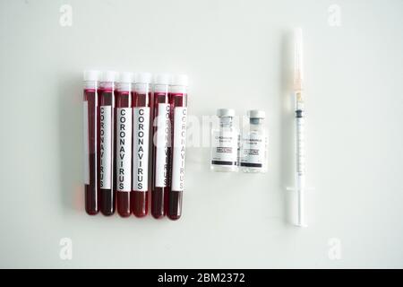 controllo del coronavirus covid 19, vaccino contro il virus della corona e tubo sanguigno, i ricercatori stanno trovando modi per eliminare . Esami del sangue per la ricerca sul virus Covid Foto Stock