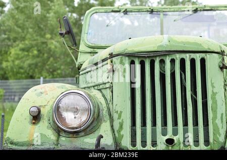 Parcheggio all'aperto per auto militari russe vecchio e arrugginito Foto Stock