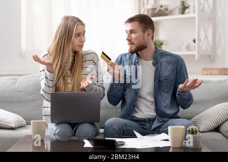 Uomo e donna preoccupati che cercano turbato, non può fare shopping online Foto Stock