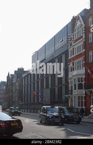 Architettura modernista Gray concrete Steel Royal Danish Embassy, Ambasciata d'Islanda 55 Sloane St, Knightsbridge, London SW1X 9SR di Arne Jacobsen Foto Stock