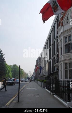 Architettura modernista Gray concrete Steel Royal Danish Embassy, Ambasciata d'Islanda 55 Sloane St, Knightsbridge, London SW1X 9SR di Arne Jacobsen Foto Stock