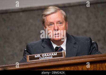 Il senatore degli Stati Uniti Lindsey Graham (Repubblicano della Carolina del Sud), Presidente, Comitato giudiziario del Senato degli Stati Uniti, parla durante un'audizione di conferma del Comitato giudiziario del Senato degli Stati Uniti per Justin Reed Walker di essere giudice del circuito degli Stati Uniti per il Distretto del Columbia Circuit, a Capitol Hill a Washington, DC Mercoledì, 6 maggio 2020. Credito: Caroline Brehman / Pool via CNP /MediaPunch Foto Stock