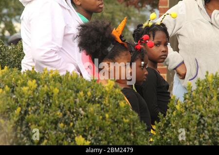 U.S.A. Bambini su trick-or --trattare con le loro famiglie durante Halloween. Foto Stock