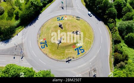 Donnington; Telford; UK 6 Maggio 2020 Ve Day Celebration Grass marcature accanto al mod Donnington una base militare britannica a Telford, Shropshire. Foto Stock