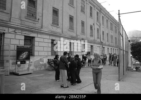 Alcatraz, San Francisco, USA, celle della prigione, camminate turisti turisti famosi prigionieri recinzione metallica storia storica Foto Stock