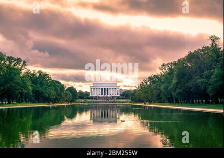 Il Lincon Memorial e la piscina riflettente al crepuscolo a Washington, DC, USA. Foto Stock