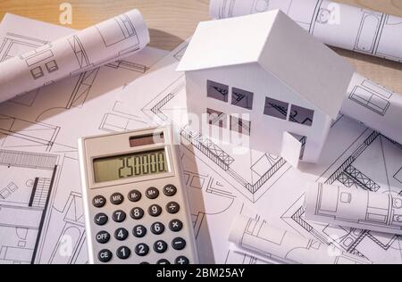 Modello di architettura con piani di costruzione e calcolatrice Foto Stock