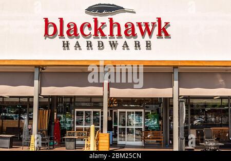 Charlotte, NC/USA - 8 maggio 2019: Scatto orizzontale medio del marchio / logo 'Blackhawk hardware' montato sulla facciata di questo popolare negozio di hardware al dettaglio. Foto Stock