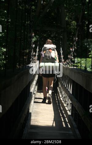 Escursionisti sul ponte swing sul fiume Tye sul Appalachian Trail in Virginia, Stati Uniti Foto Stock