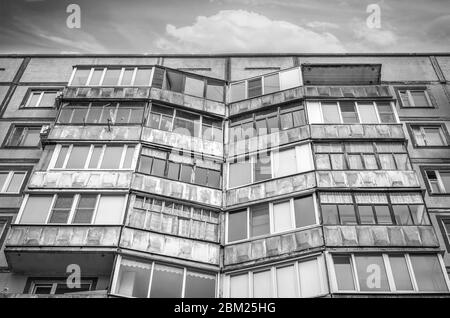 Foto in bianco e nero di una vecchia casa russa a più piani Foto Stock