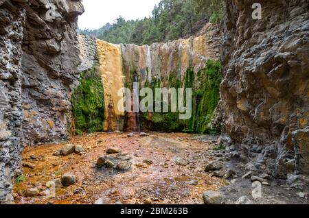 Cascate di Los Colores nel Barranco de las Angustias a la Palma, Isole Canarie. I minerali della zona trasformano l'acqua rossastra Foto Stock