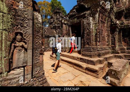 Visitatori al Tempio di Ta Som, al complesso del Tempio di Angkor Wat, Siem Reap, Cambogia. Foto Stock