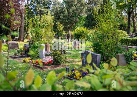 Tombe con lapidi e decorazioni floreali presso il vecchio cimitero di Oberursel vicino a Francoforte Foto Stock