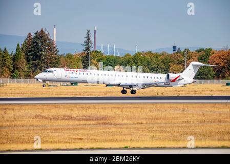 Francoforte, Assia/Germania - 29 agosto 2019Aircraft Air Nostrum (Bombardier CRJ-1000, EC-MVC) sulla pista nord-ovest dell'aeroporto di Francoforte Foto Stock