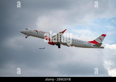 Francoforte, Assia/Germania - 23.07.2019 aerei austriaci (Embraer 195 - OE-LWA) che decolgono dall'aeroporto di Francoforte con un jet Lufthansa nel backgroun Foto Stock