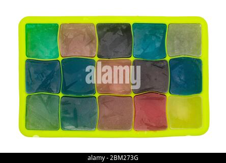 Vista dall'alto dei cubetti di ghiaccio in diversi colori Foto Stock