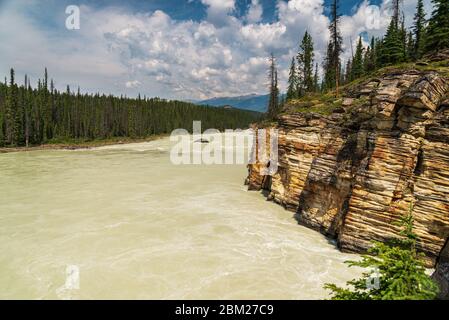 Vista delle cadute dell'Athabaska, Japer National Pak, Alberta, Canada Foto Stock