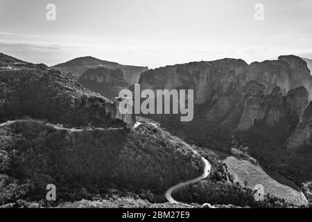 Panorama dei monasteri ortodossi orientali di Meteora, Kalabaka, Grecia Foto Stock