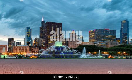 Buckingham Fountain e Chicago Downtown Foto Stock