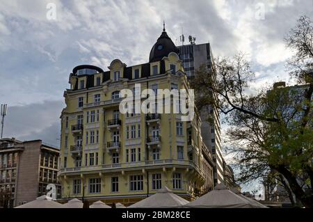 Quartiere residenziale con case nuove e vecchie sullo sfondo di un paesaggio urbano nel centro capitale bulgara Sofia, Bulgaria Foto Stock