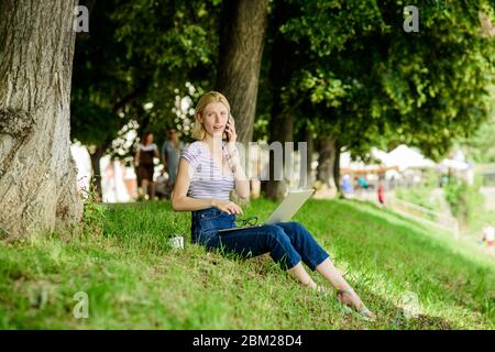 I dipendenti lavorano all'aperto. Laptop ragazza all'aperto. Essere all'aperto espone i lavoratori a più fresco aria e variazioni ambientali rendendo felice e sano livello emotivo fisico. Efficienza e produttività. Foto Stock