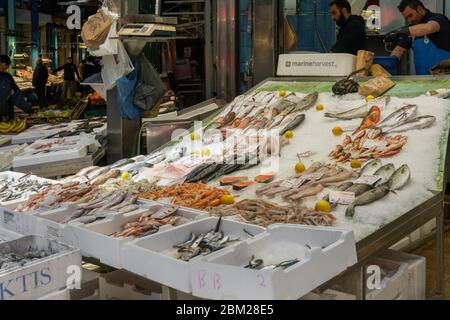 Salonicco, Grecia Seafood counter con prezzi in euro sul mercato coperto di Kapani. Negozi che vendono pesce fresco crudo disposto su ghiaccio. Foto Stock