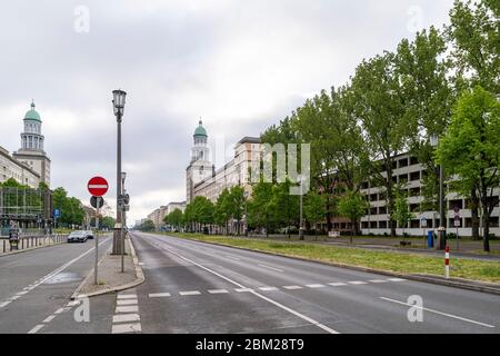 Vista verso Frankfurter Tor da un Karl-Marx-Allee vuoto a Berlino, Germania Foto Stock