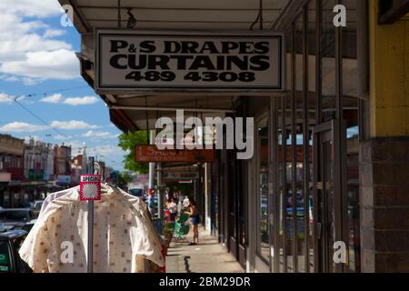 Abbigliamento in vendita - shopping Northcote, Melbourne, Victoria, Australia Foto Stock