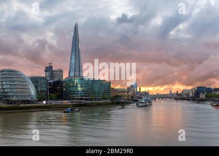 Skyline di Londra al tramonto Foto Stock