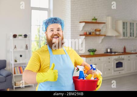 Divertente uomo pulitore lava un appartamento. Servizio di pulizia casa  appartamento ufficio Foto stock - Alamy