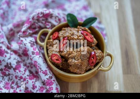 Indonesiano famoso cibo manzo Rendang Foto Stock