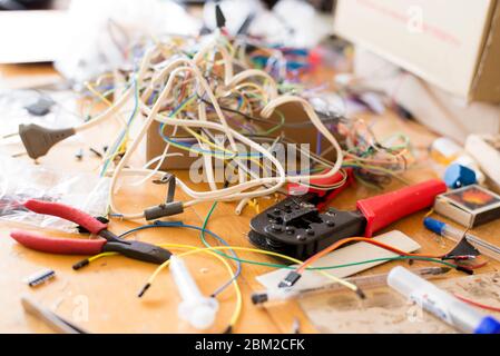 Diversi fili elettrici e altri strumenti sul desktop per lavorare con l'elettronica Foto Stock