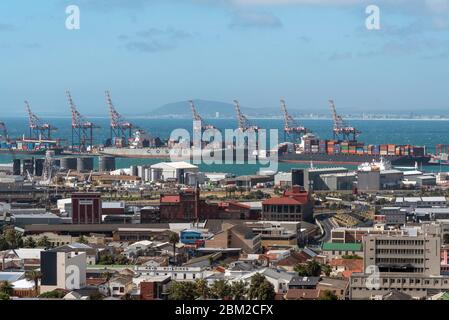 Città del Capo, Sudafrica, 2019 dicembre. Container navi in porto una panoramica con la costa occidentale sullo sfondo. Foto Stock