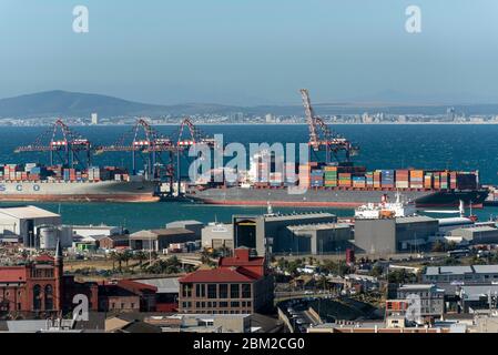 Città del Capo, Sudafrica, 2019 dicembre. Container navi in porto una panoramica con la costa occidentale sullo sfondo. Foto Stock