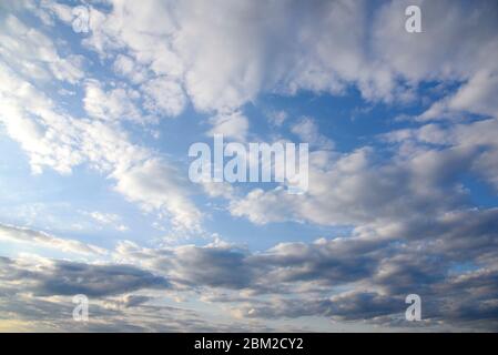 Foto di cielo blu con sfondo nubi sparse Foto Stock