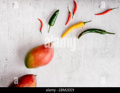 Peperoni caldi e mango. Foto Stock