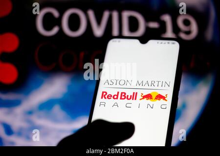 Brasile. 6 maggio 2020. In questa illustrazione fotografica il logo Aston Martin Red Bull Racing è visibile su uno smartphone con un modello di computer del coronavirus COVID-19 sullo sfondo. Credit: Rafael Henrique/SOPA Images/ZUMA Wire/Alamy Live News Foto Stock