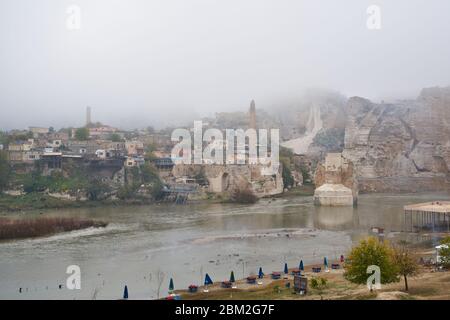 Panorama di Hasankeyf prima di crollare sotto le acque della diga. Città vecchia situata lungo il fiume Tigris, Batman, Turchia. Foto Stock