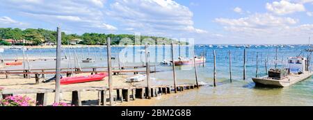 Cap Ferret/ francia: Vista panoramica della passeggiata e della spiaggia nella baia di Arcachon con barche per la cultura delle ostriche Foto Stock