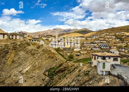 Kibber anche Kyibar è un villaggio alto nella valle degli Spiti nell'Himalaya a 4270 metri o 14,200 piedi in Himachal Pradesh nel nord dell'India. Foto Stock