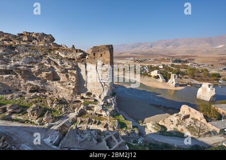 Panorama di Hasankeyf prima di crollare sotto le acque della diga. Città vecchia situata lungo il fiume Tigris, Batman, Turchia. Foto Stock